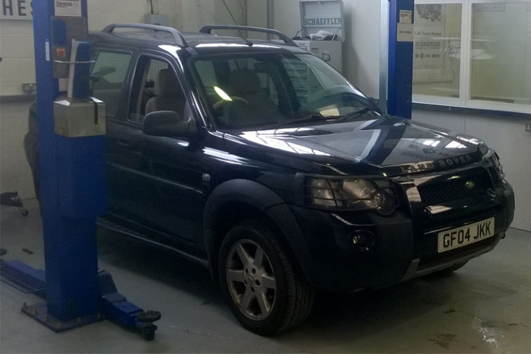 How to fit a clutch on a Land Rover Freelander MechanExpert